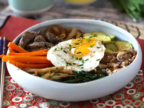 Opskrift Bibimbap, den traditionelle koreanske ret