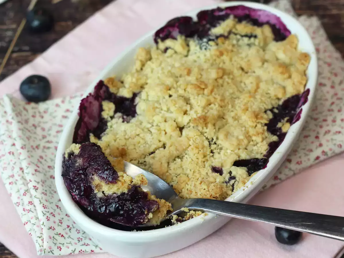 Blåbærcrumble med mandler: gylden på toppen, saftig indeni