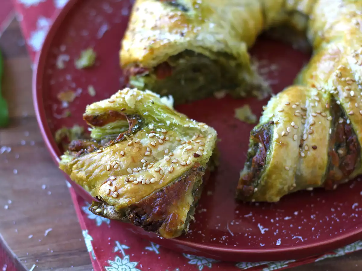 Bladerdejsring med pesto, mozzarella og tørrede tomater - foto 2
