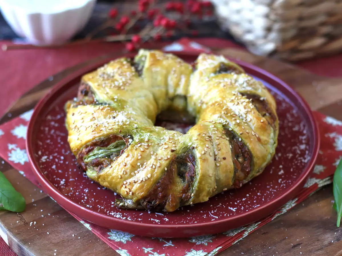 Bladerdejsring med pesto, mozzarella og tørrede tomater - foto 3