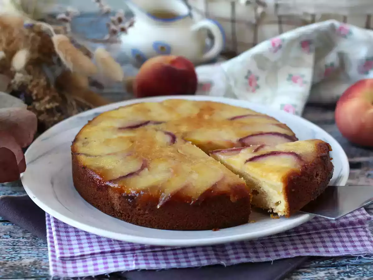 Blød, fondant og karamelliseret fersken upside-down kage
