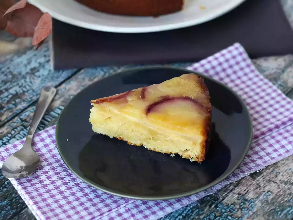 Blød, fondant og karamelliseret fersken upside-down kage - foto 3