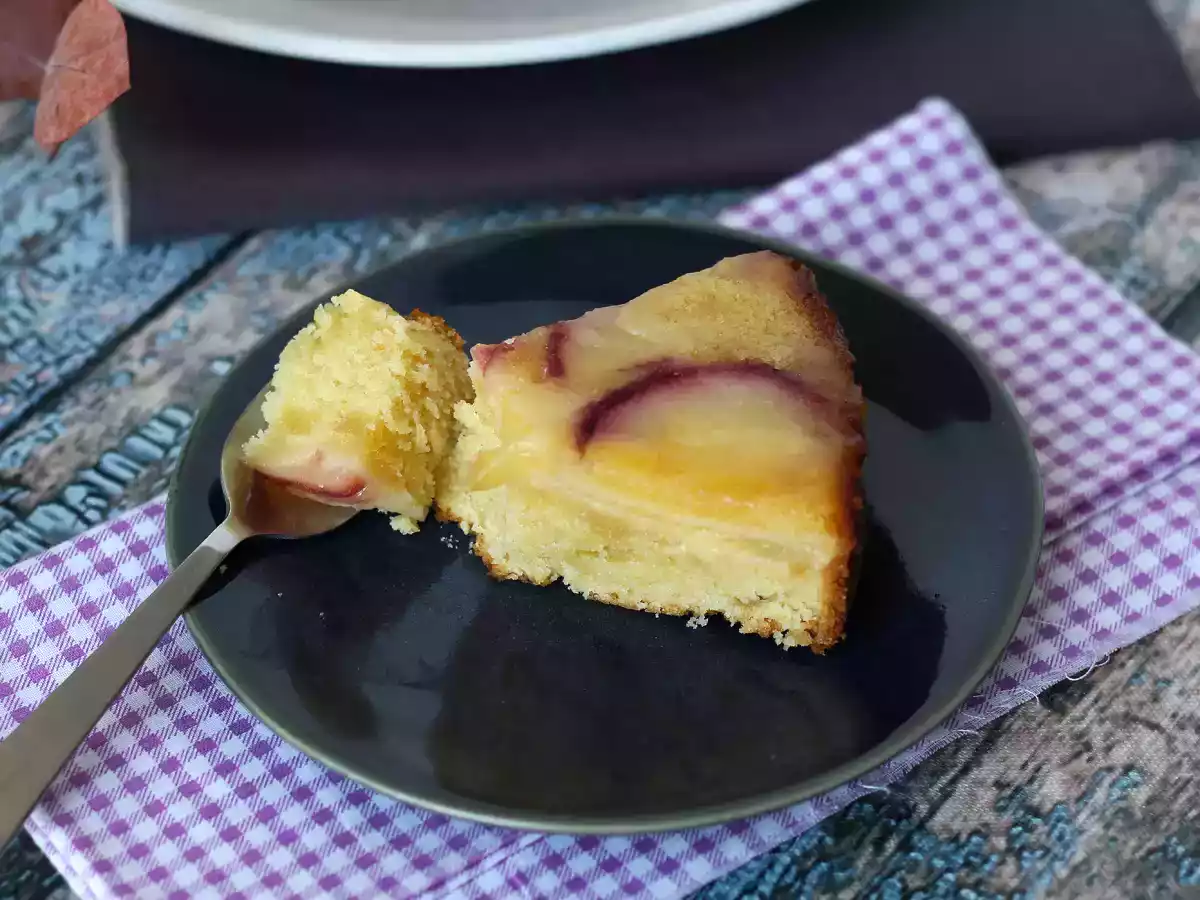 Blød, fondant og karamelliseret fersken upside-down kage - foto 6