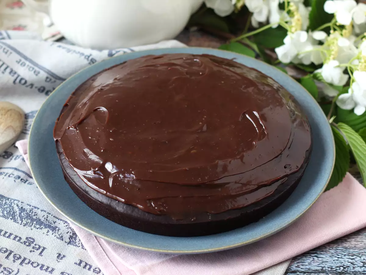 Blød Nega Maluca-chokoladekage med brigadeiroglasur - foto 3