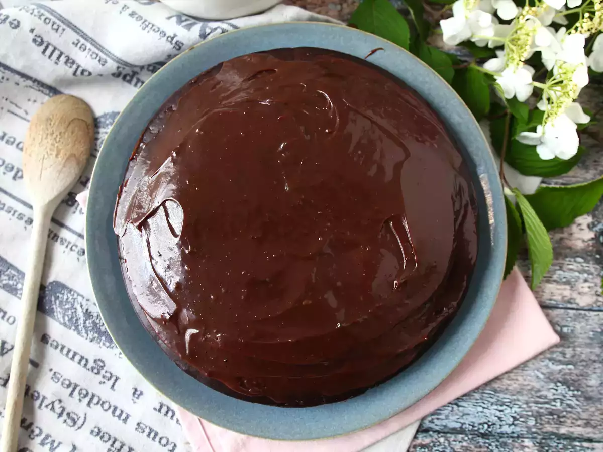 Blød Nega Maluca-chokoladekage med brigadeiroglasur - foto 4