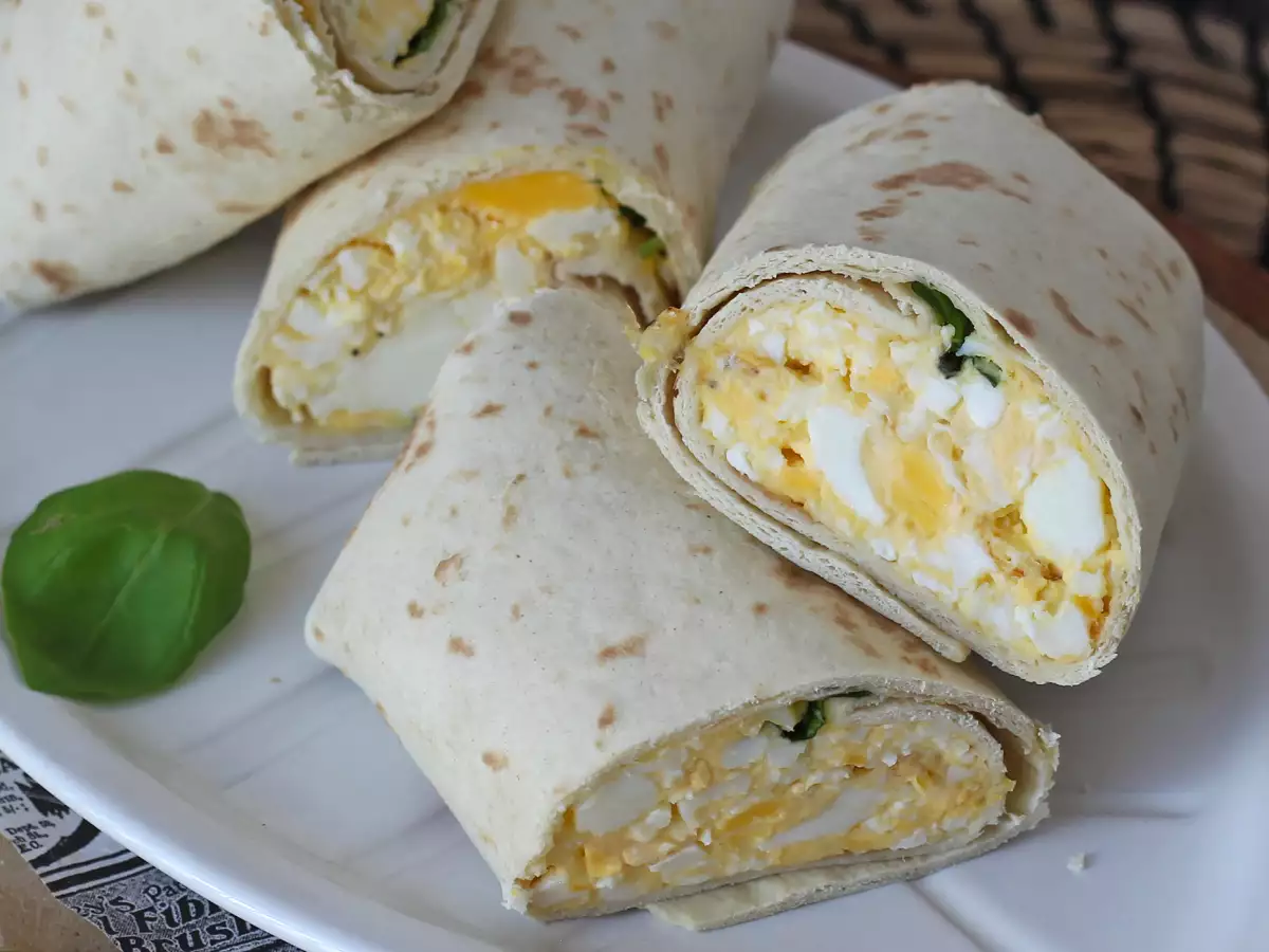Blød og proteinrig wrap med æg og feta - foto 4
