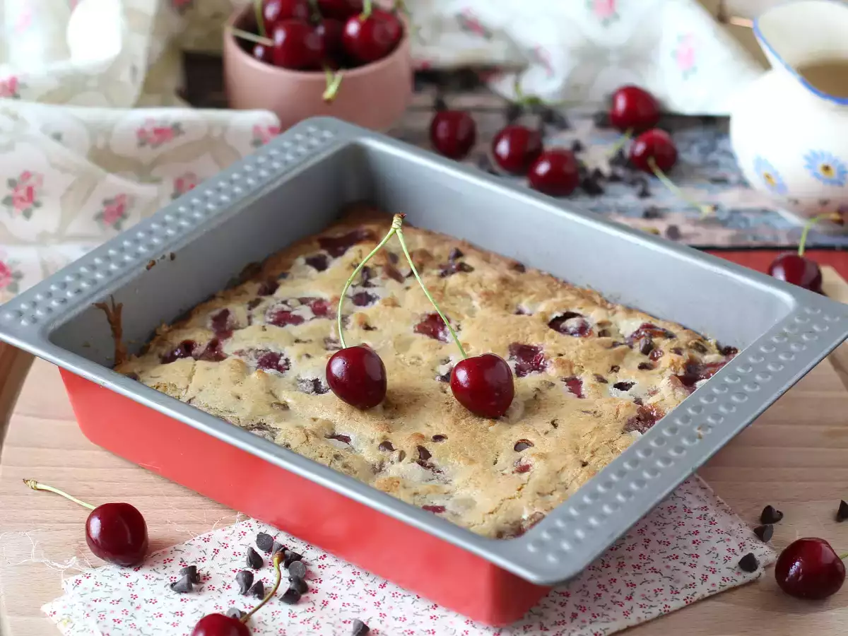 Blondie med kirsebær og chokolade – den perfekte sprøde og bløde kage - foto 4