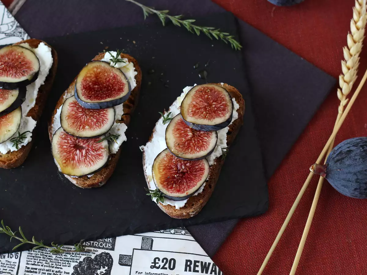 Brød med figner, frisk gedeost, honning og rosmarin