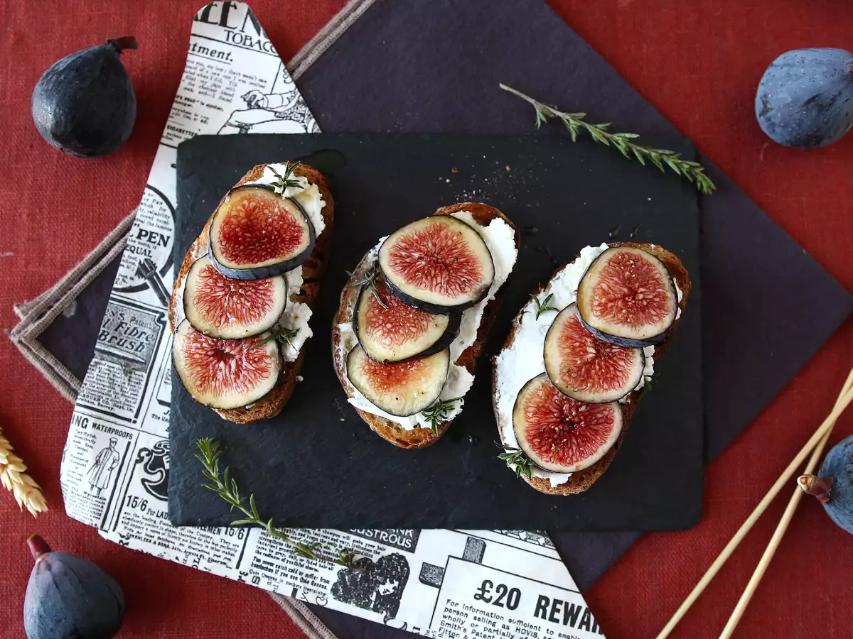 Brød med figner, frisk gedeost, honning og rosmarin - foto 4