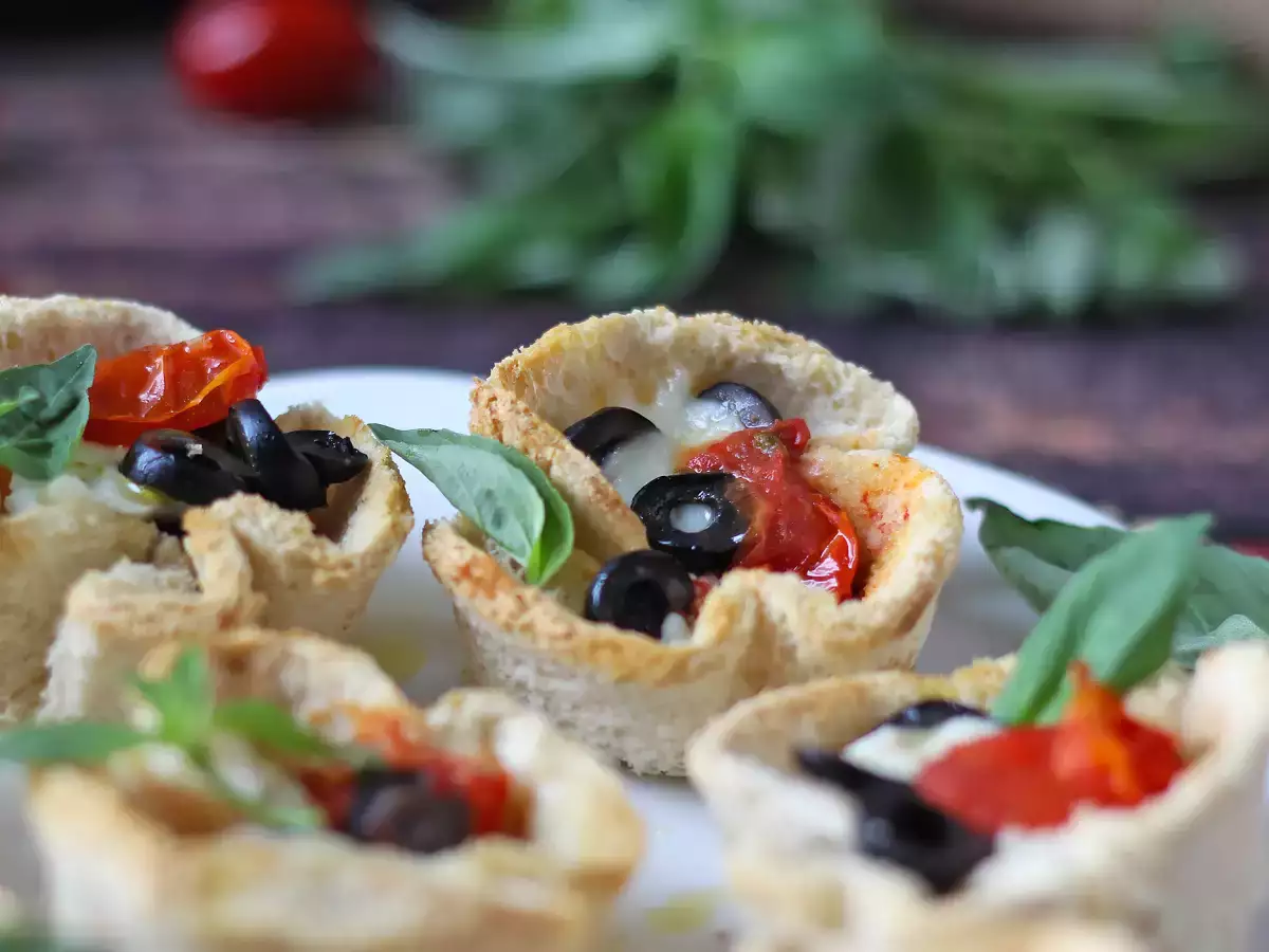 Brødkurve med mozzarella, cherrytomater og sorte oliven - foto 2