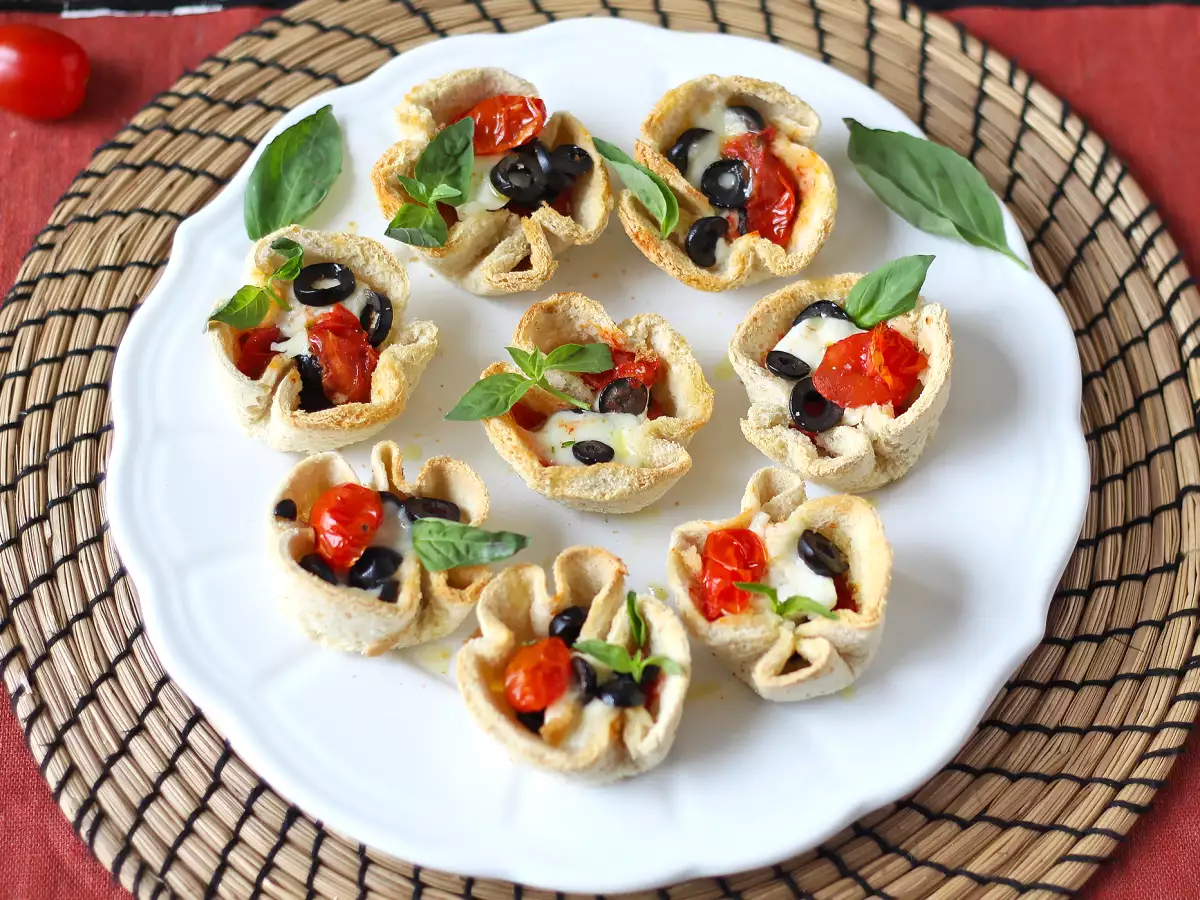 Brødkurve med mozzarella, cherrytomater og sorte oliven - foto 3