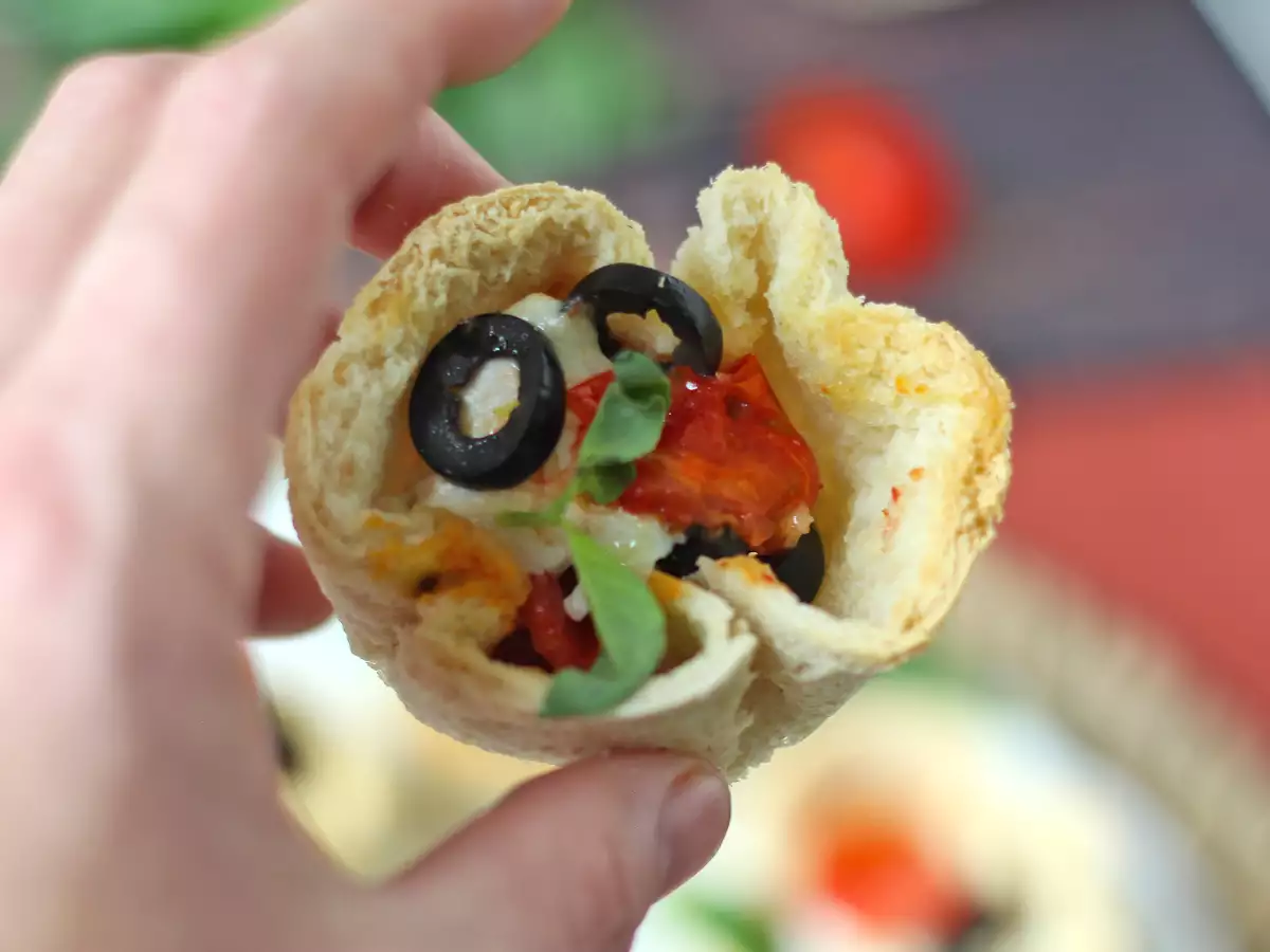 Brødkurve med mozzarella, cherrytomater og sorte oliven - foto 5