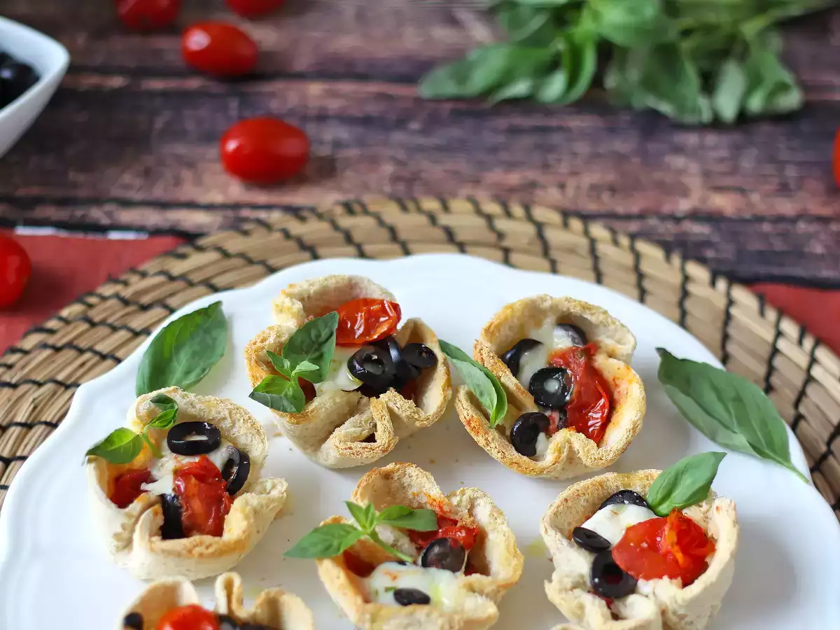 Brødkurve med mozzarella, cherrytomater og sorte oliven - foto 6