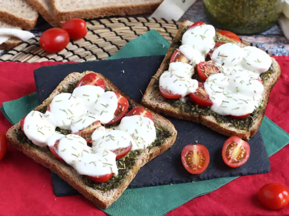 Bruschetta med pesto, cherrytomater og mozzarella
