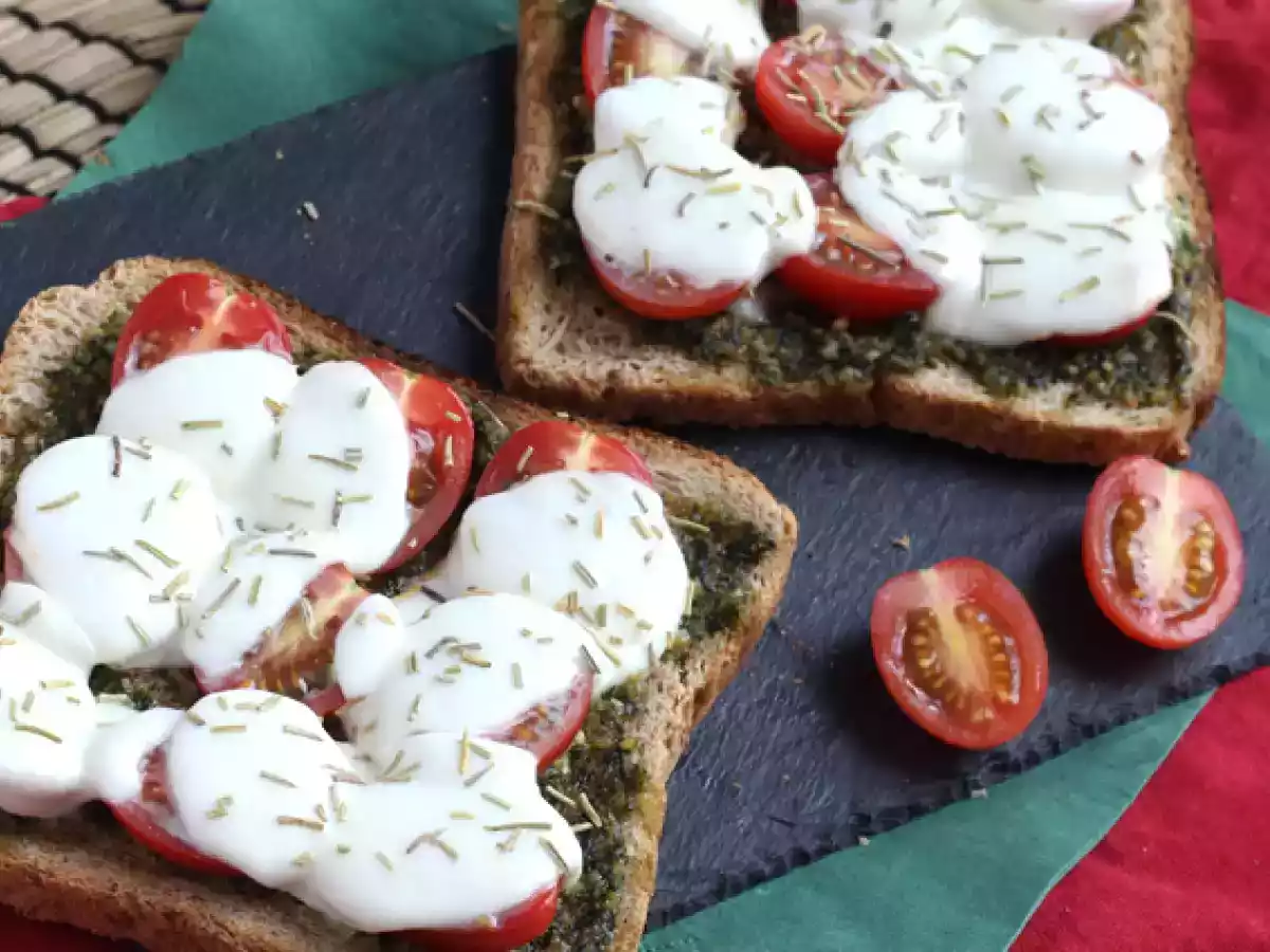 Bruschetta med pesto, cherrytomater og mozzarellaost - foto 2