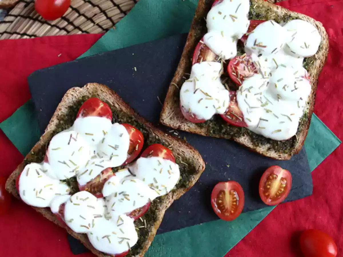 Bruschetta med pesto, cherrytomater og mozzarellaost - foto 3