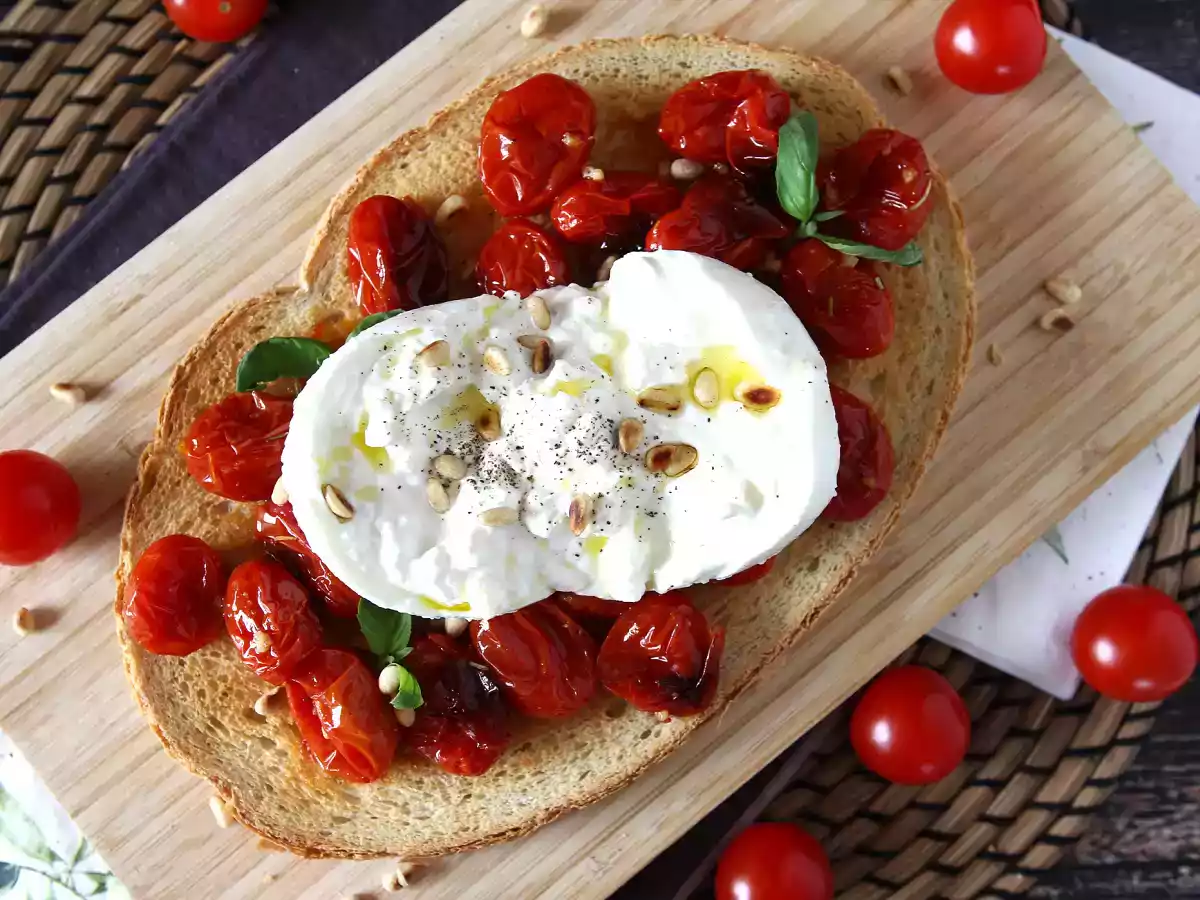 Bruschetta med ristede tomater og burrata