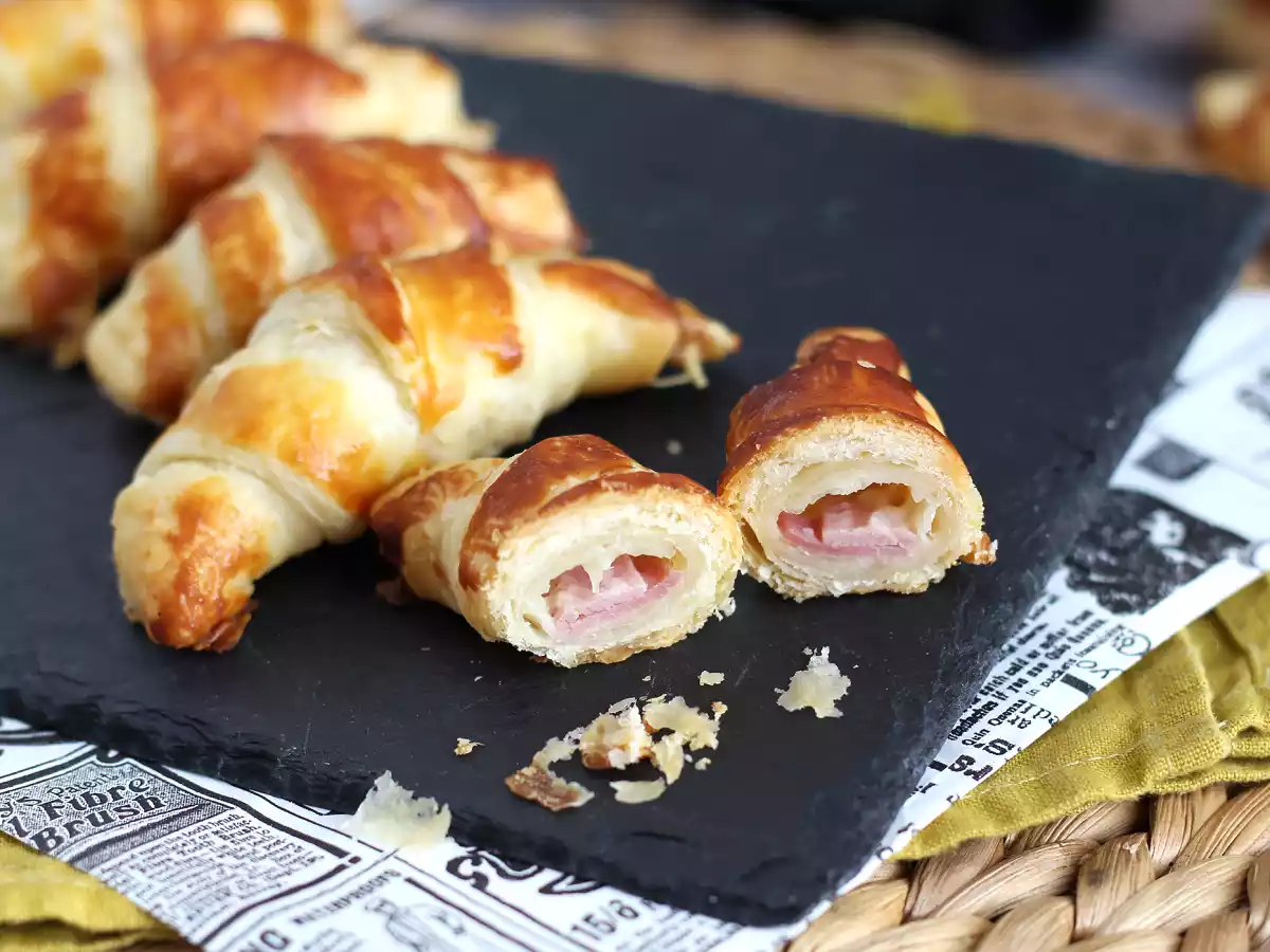 Butterdejscroissanter med bechamelsauce, skinke og ost