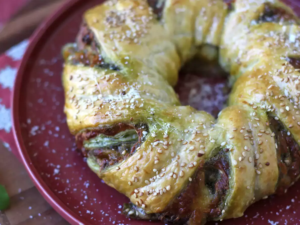 Butterdejskrans med pesto, mozzarella og soltørrede tomater - foto 5