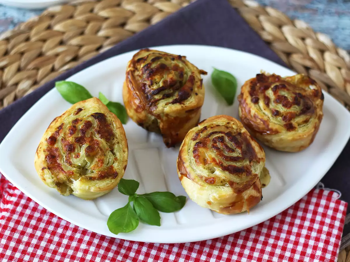 Butterdejsruller med pesto og mozzarella i airfryer – klar på 15 minutter! - foto 2