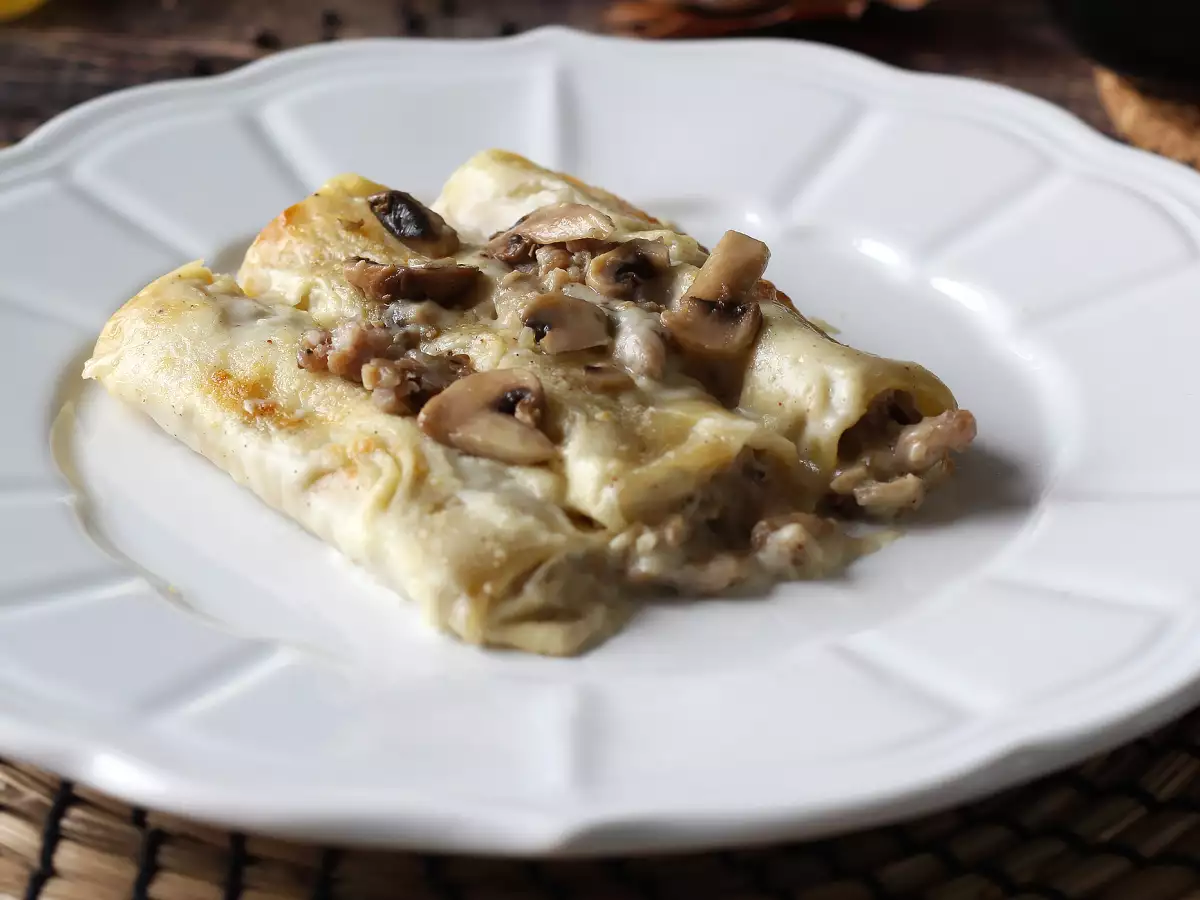 Cannelloni med svampe og pølse: en fyldig og velsmagende pastaret