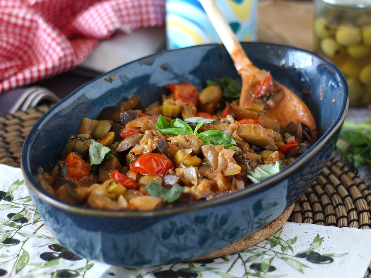 Caponata siciliana, den uundgåelige hurtige og nemme italienske opskrift