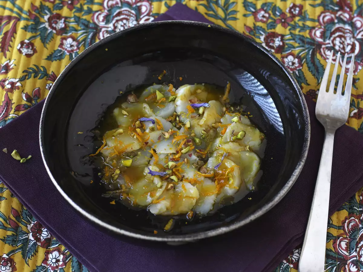 Carpaccio af kammuslinger med citrusvinaigrette og pistacienødder, en elegant og nem forret - foto 4