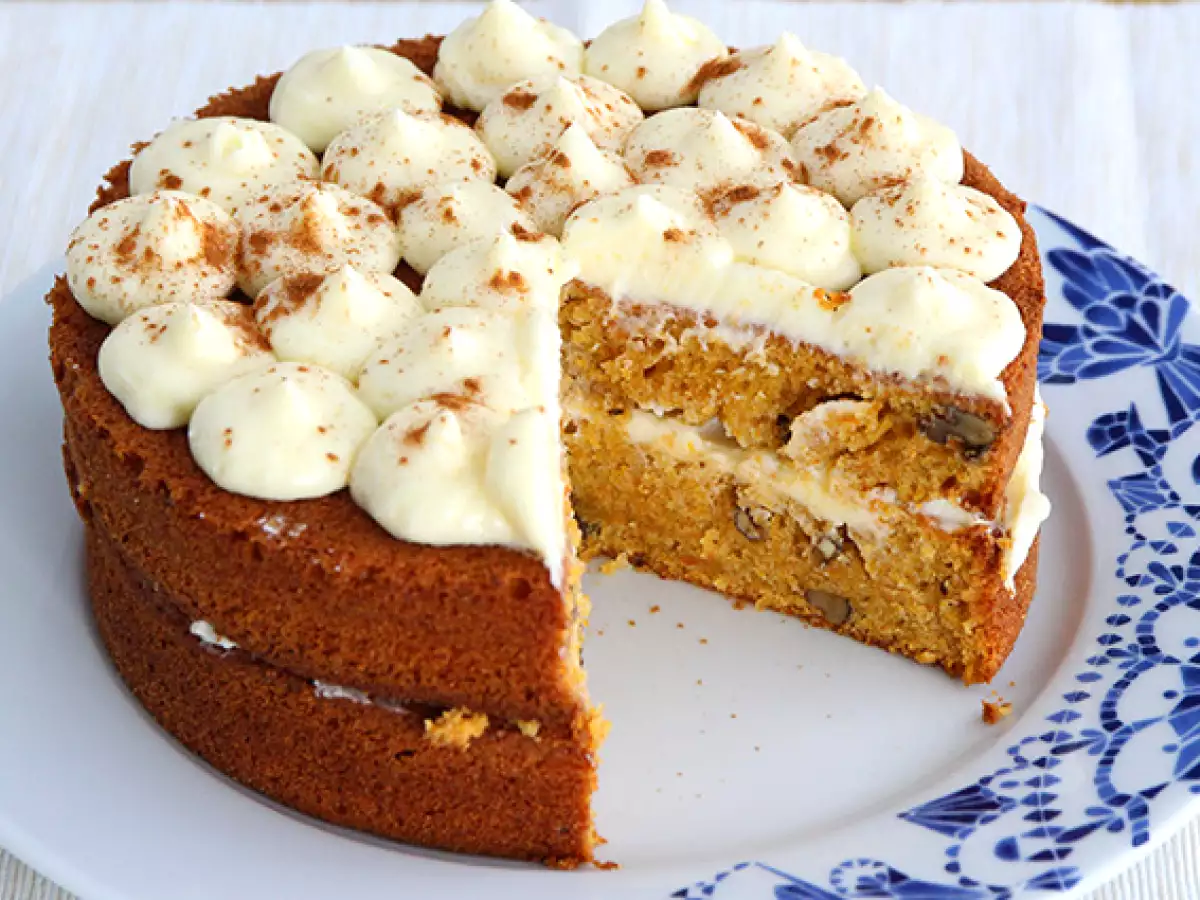 Carrot cake – klassisk gulerodskage med valnødder