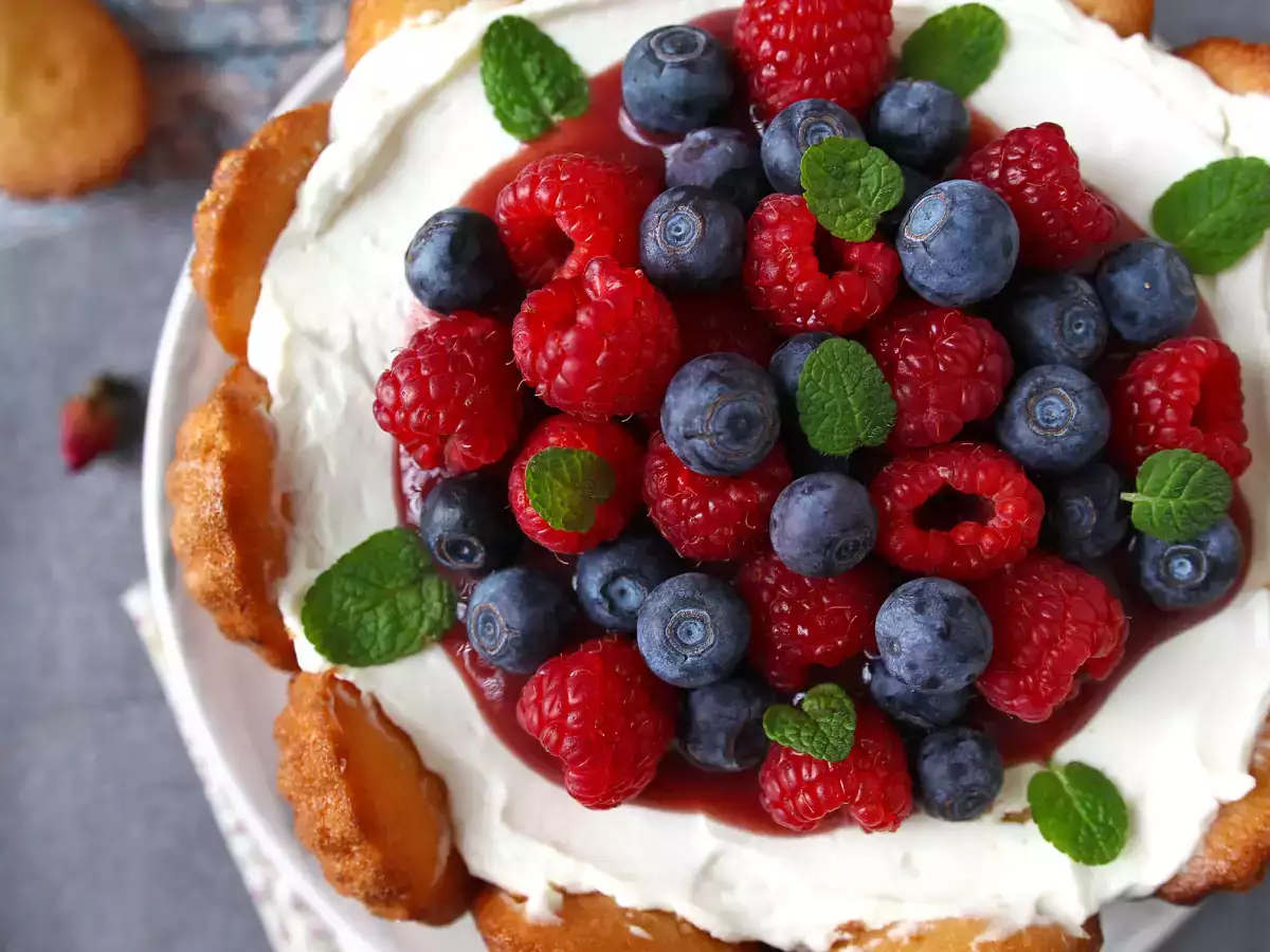 Charlotte med røde frugter og madeleines - foto 2