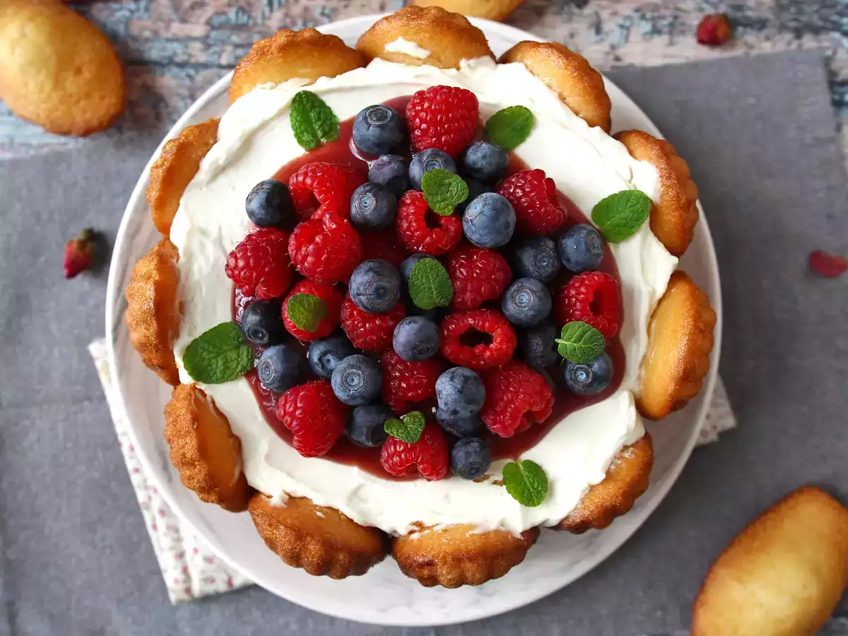 Charlotte med røde frugter og madeleines - foto 5