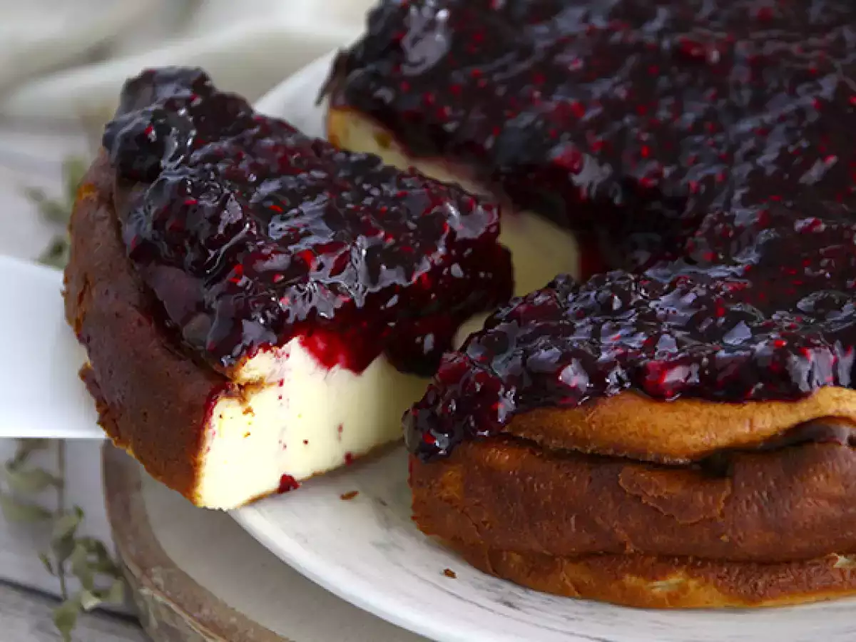Cheesecake med sødet kondenseret mælk og kompot af røde bær - foto 2