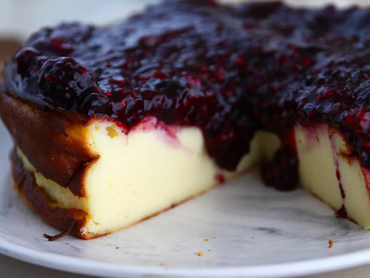 Cheesecake med sødet kondenseret mælk og kompot af røde bær - foto 3