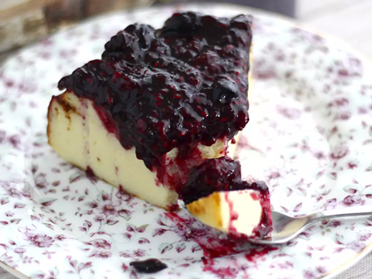 Cheesecake med sødet kondenseret mælk og kompot af røde bær - foto 4