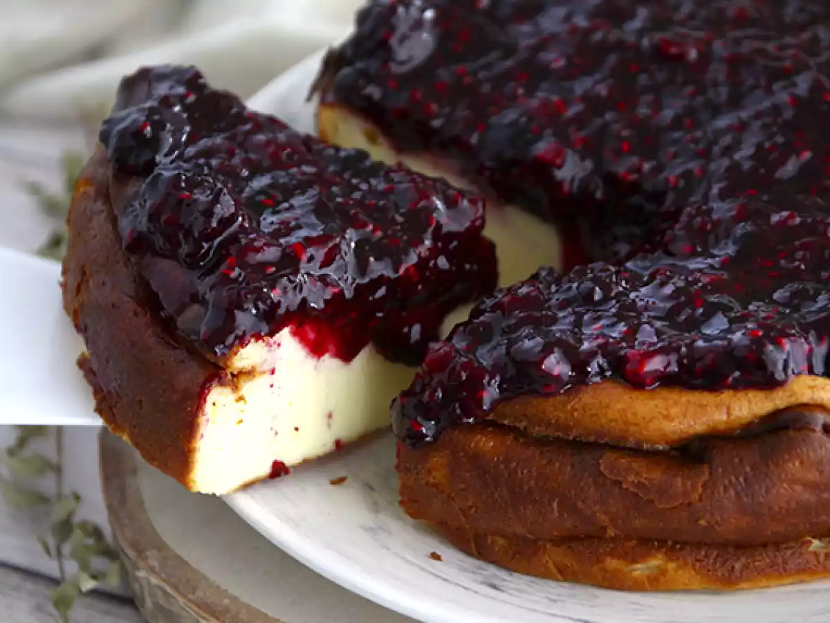 Cheesecake med sødet kondenseret mælk og rød frugtkompot - foto 2