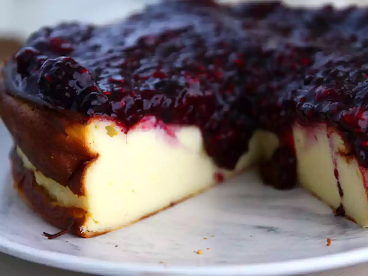 Cheesecake med sødet kondenseret mælk og rød frugtkompot - foto 3