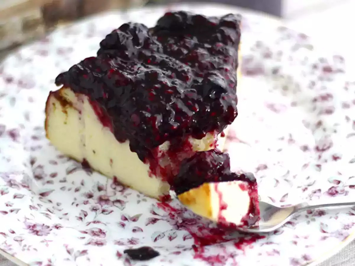 Cheesecake med sødet kondenseret mælk og rød frugtkompot - foto 4