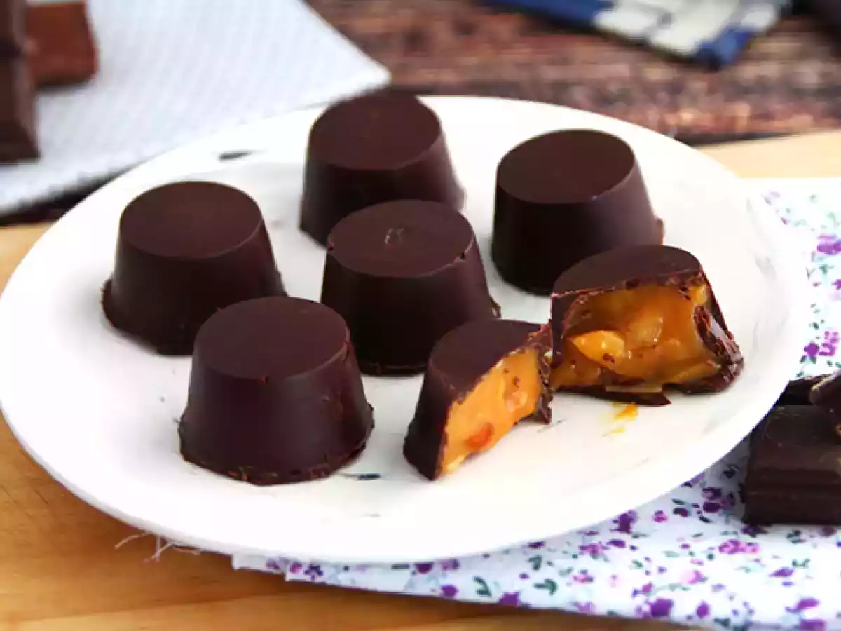 Chokolade fyldt med saltet smørkaramel og mandler