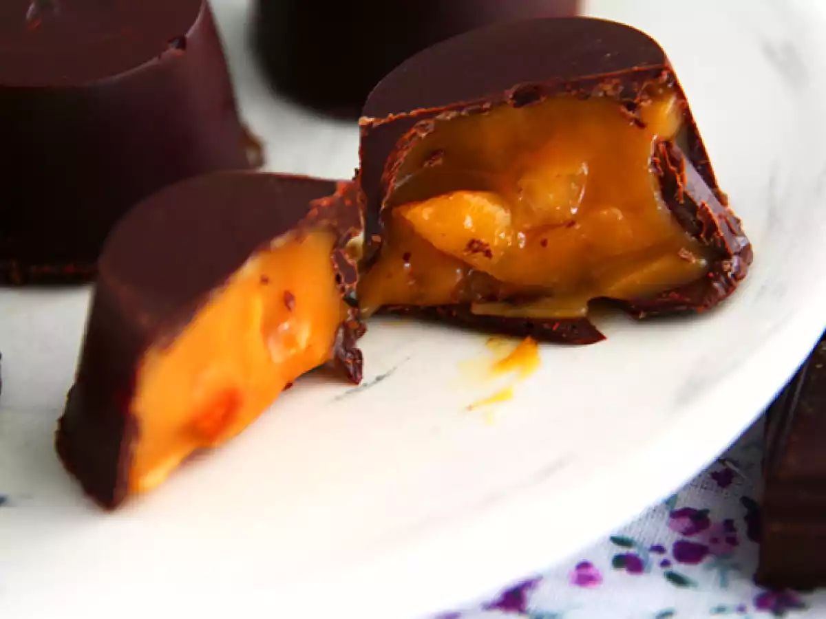 Chokolade fyldt med saltet smørkaramel og mandler - foto 2