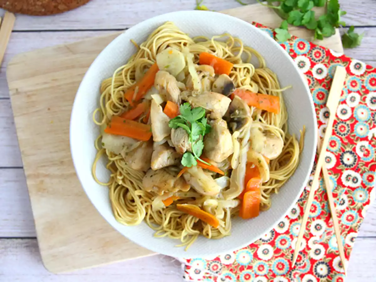 Chow mein (chao men), kinesiske nudler med kylling og grøntsager - foto 3