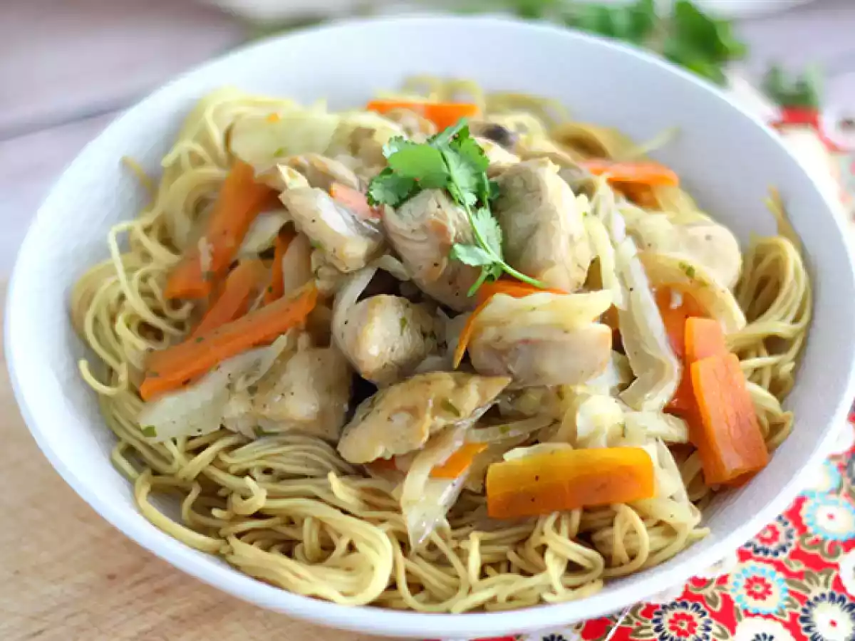 Chow mein (chao men), kinesiske nudler med kylling og grøntsager - foto 4
