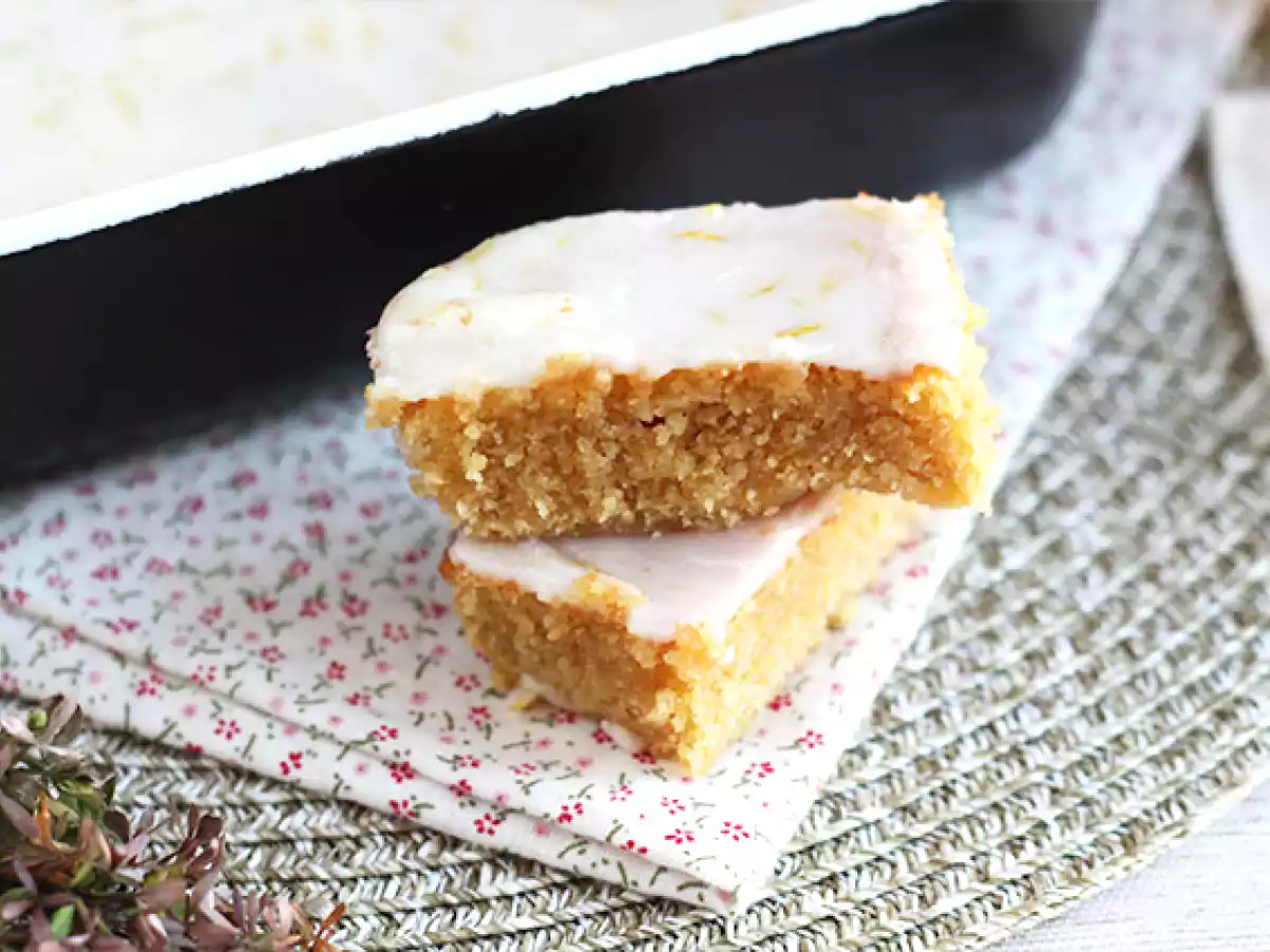 Citron- og havregrynsbrownie med citronglasur