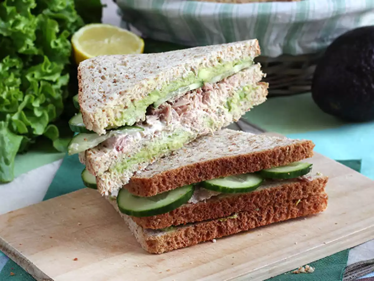 Club sandwich med tun og avocado