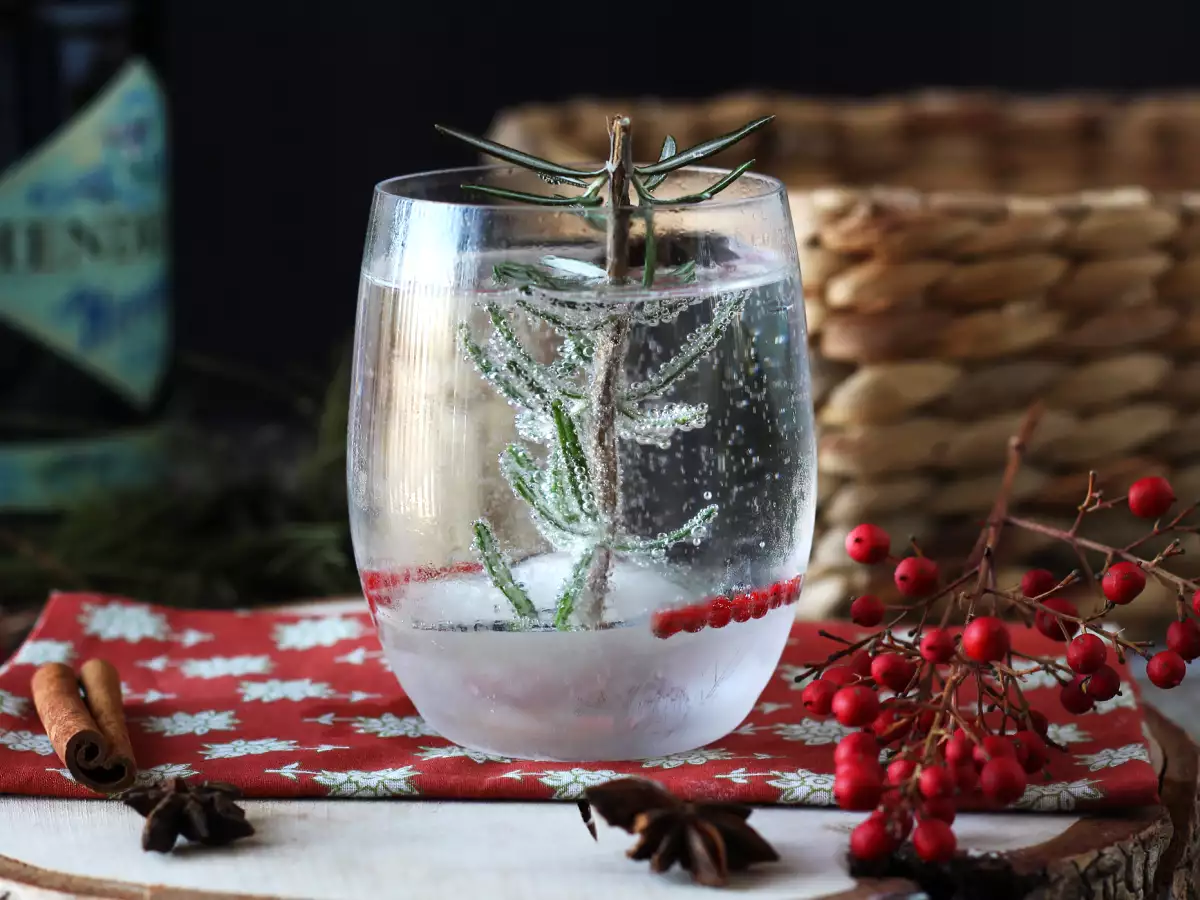 Cocktail med et snedækket miniature-juletræ i glasset