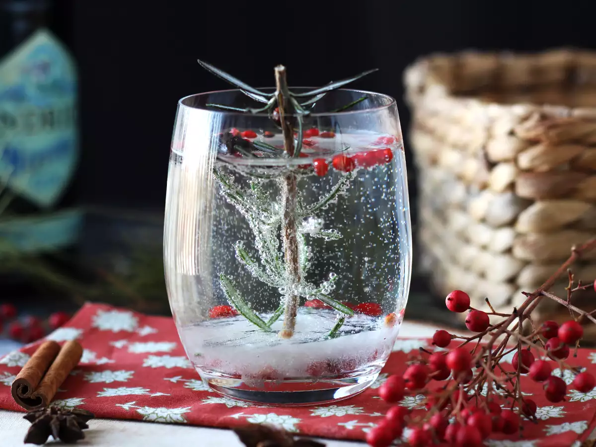 Cocktail med et snedækket miniature-juletræ i glasset - foto 2