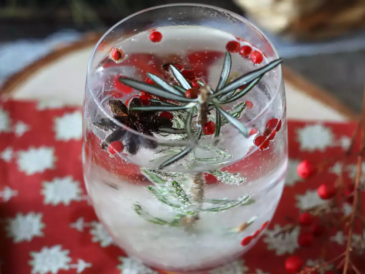 Cocktail med et snedækket miniature-juletræ i glasset - foto 4