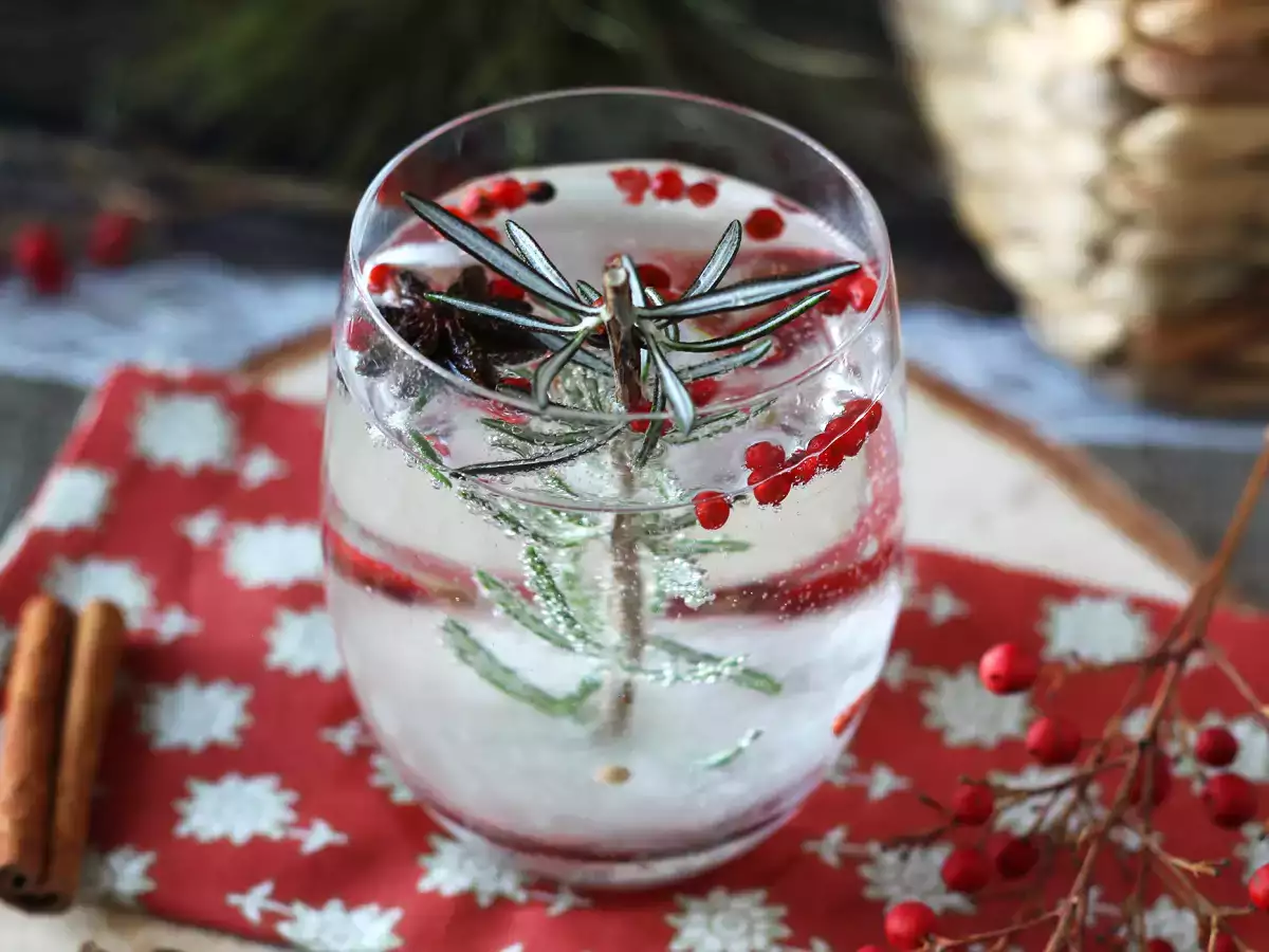 Cocktail med et snedækket miniature-juletræ i glasset - foto 5