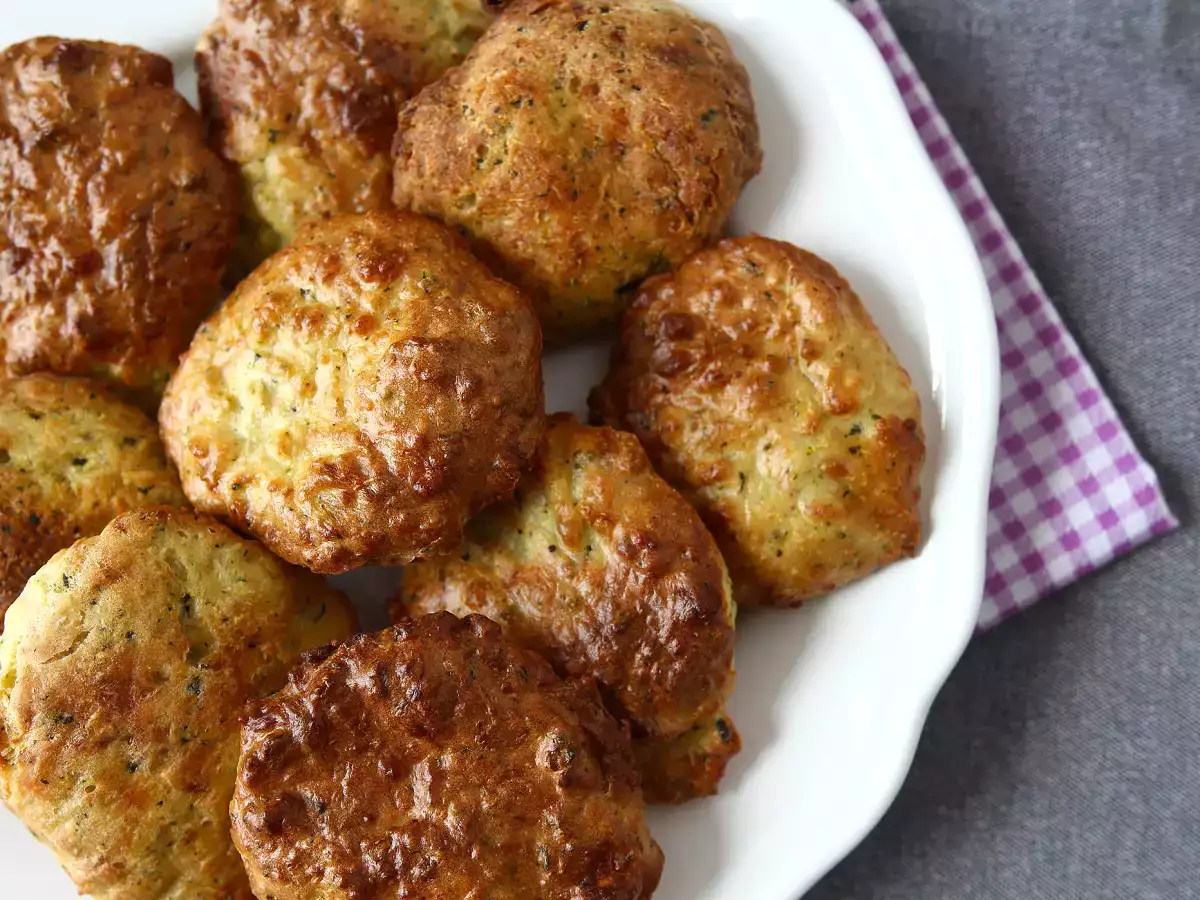 Courgettefritter i airfryer med yoghurt- og fetadip