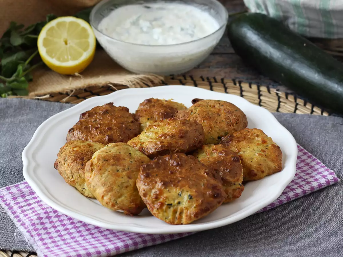 Courgettefritter i airfryer med yoghurt- og fetadip - foto 4