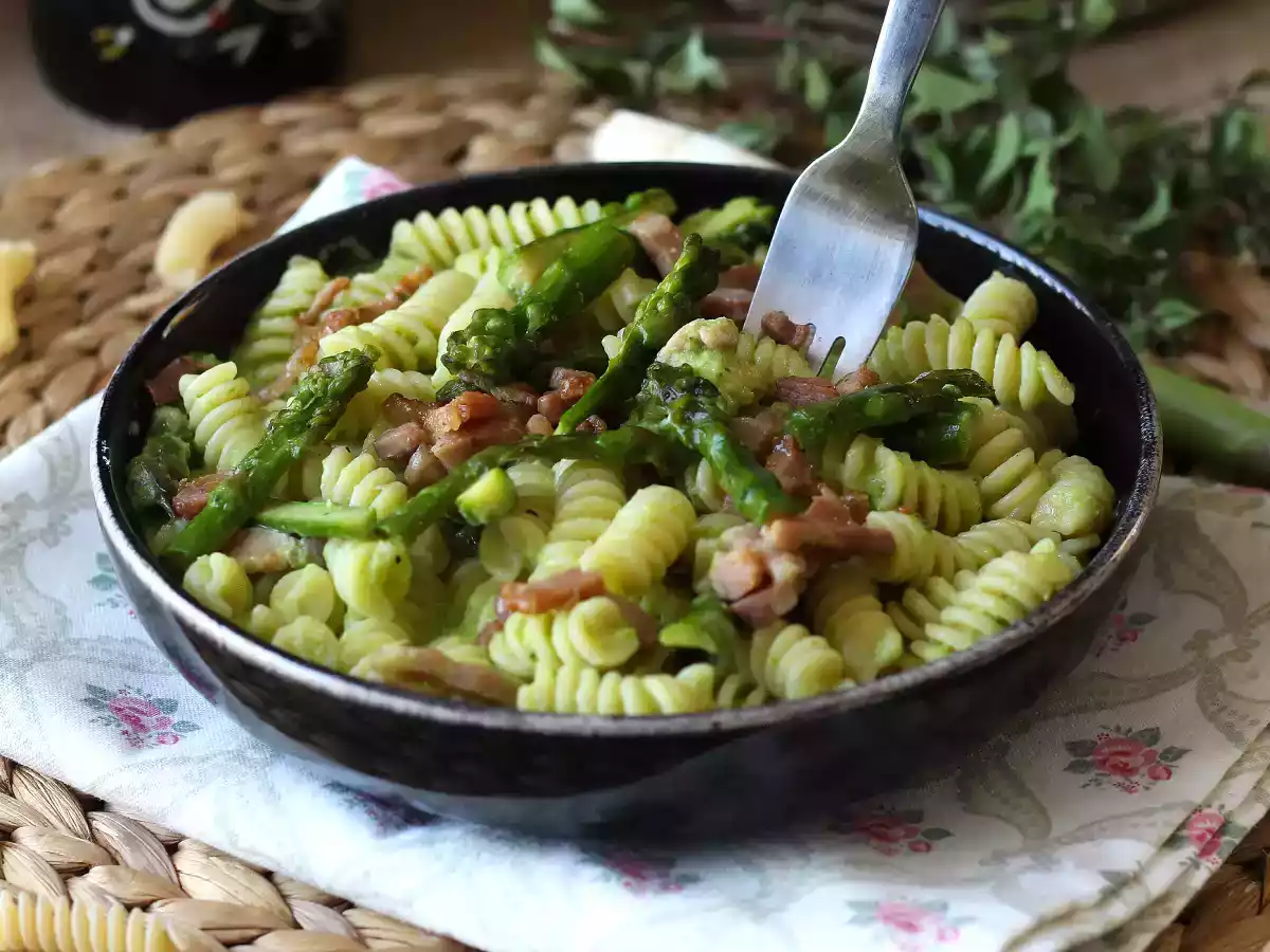 Cremet asparges- og baconpasta: nem og velsmagende opskrift