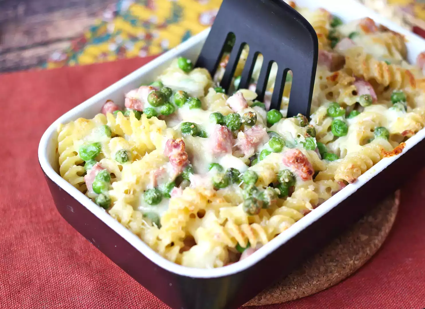 Cremet bagt pasta med gratinerede ærter og skinke